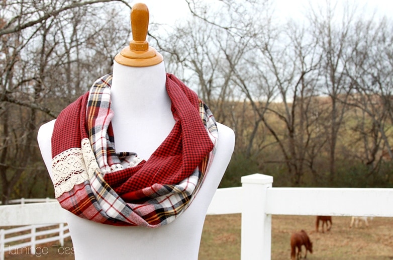 20+ Christmas Sewing Projects featured by top US craft blogger, Sweet Red Poppy: U Create Christmas Infinity Scarf Tutorial