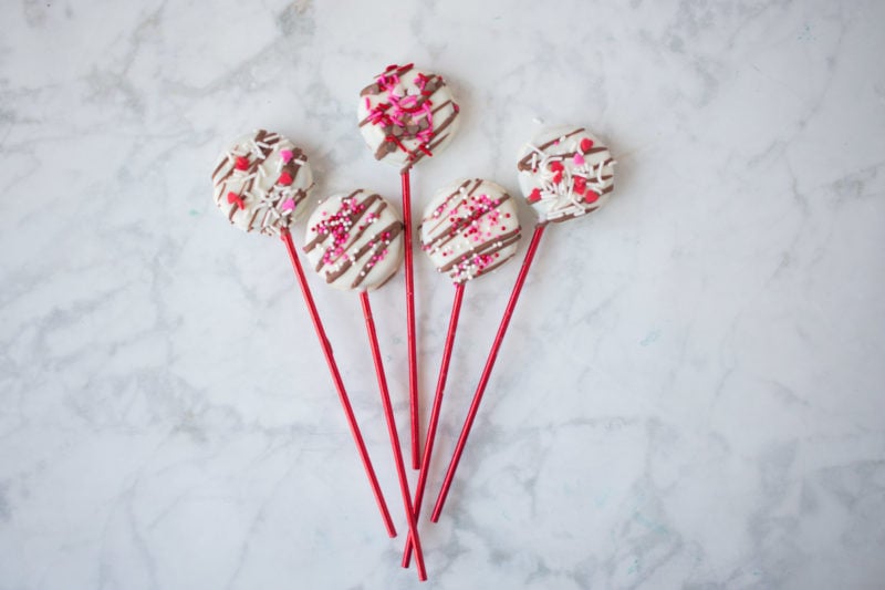 Learn how to make these easy cookie pops!