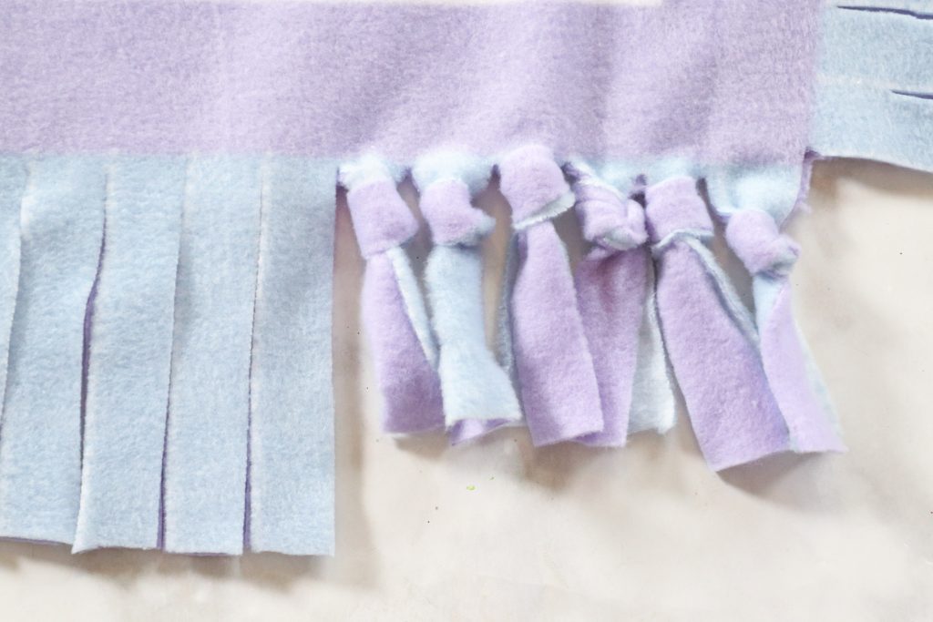 How to Make a No-Sew Fleece Blanket, Tutorial