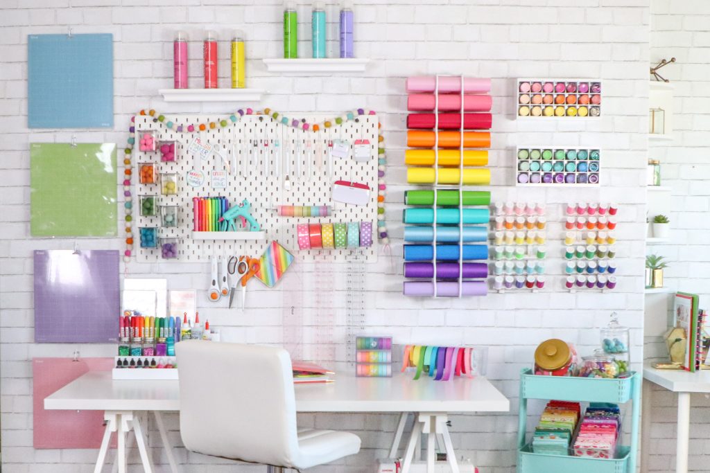 Craft Room Organizing Tips - Quick & Easy Organizing Tips for the Craft Room : A messy and disorganized craft room.