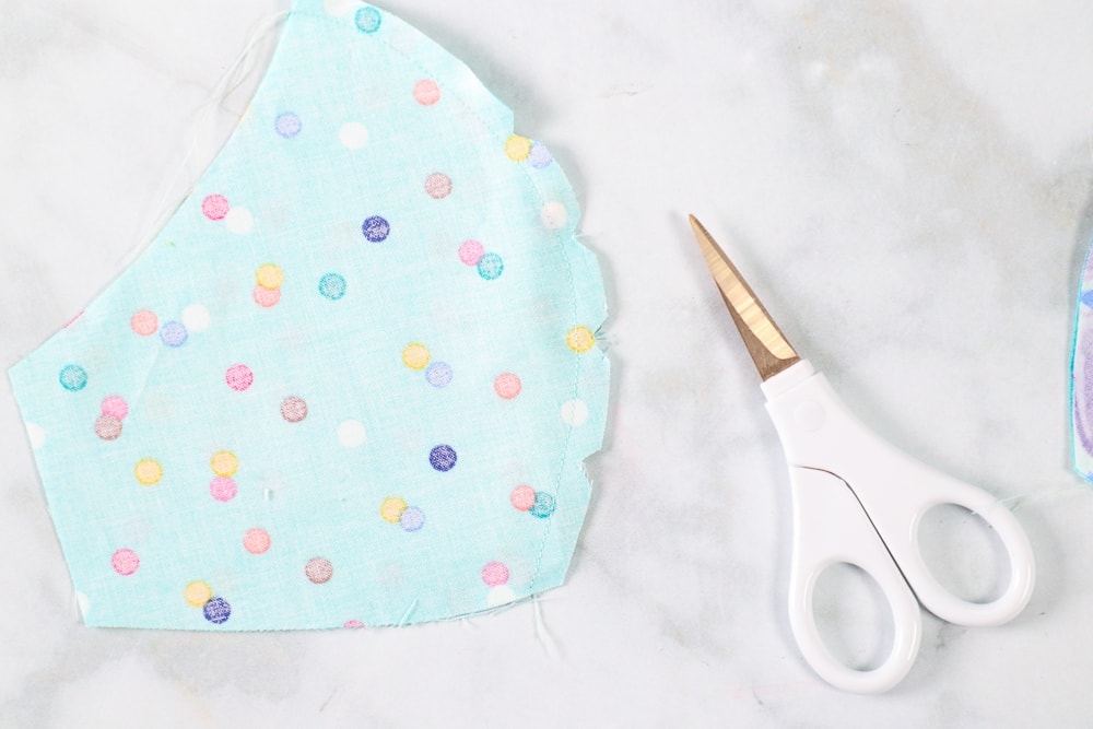 How to Sew a Fitted Cotton Face Mask a tutorial featured by top US sewing blog, Sweet Red Poppy.