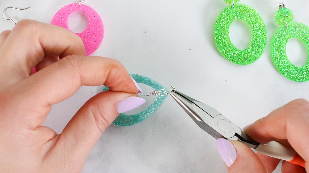 DIY: How to use Epoxy Resin for Beginners, a tutorial featured by top US craft blogger, Sweet Red Poppy.