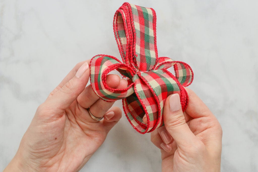 How to Tie the Perfect Ribbon Gift Bow (Video!) - Francois et Moi