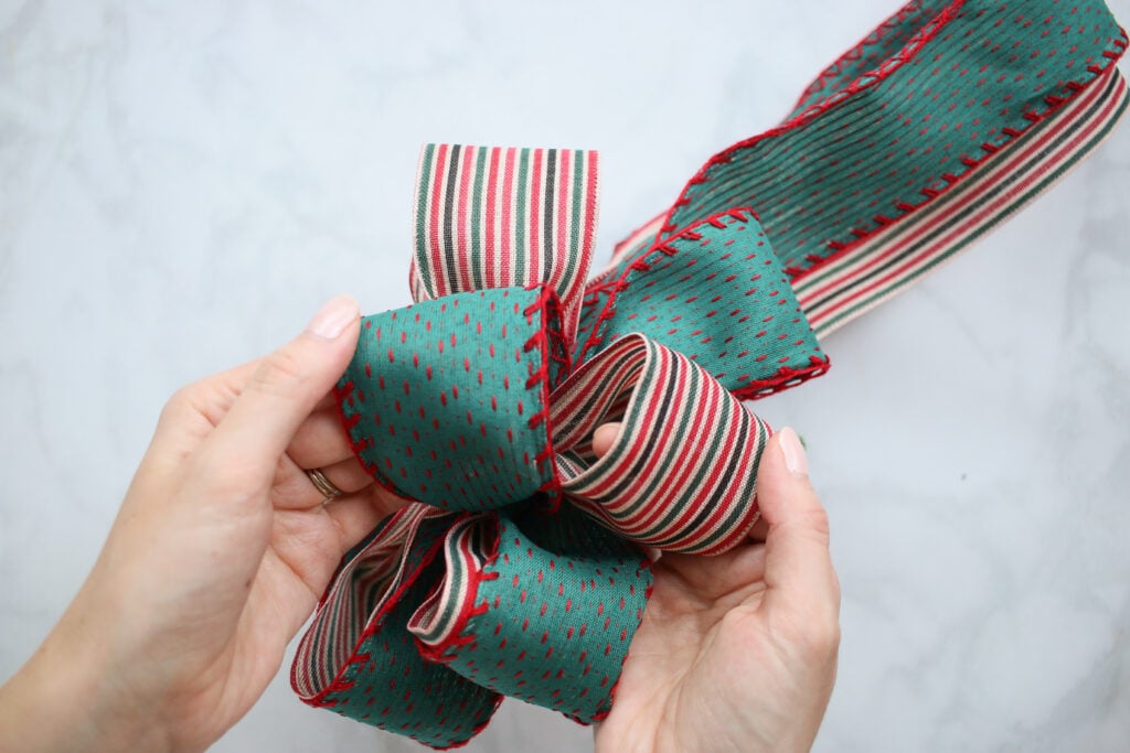 How to Make a 8 Different Bows for Christmas Gifts (Video)