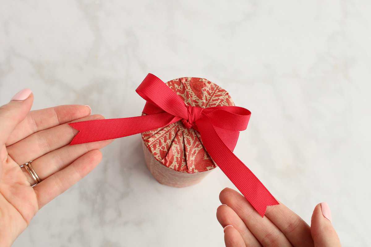 How to wrap a cylinder present
