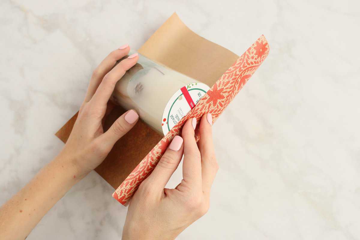 How to wrap a cylinder in wrapping paper

